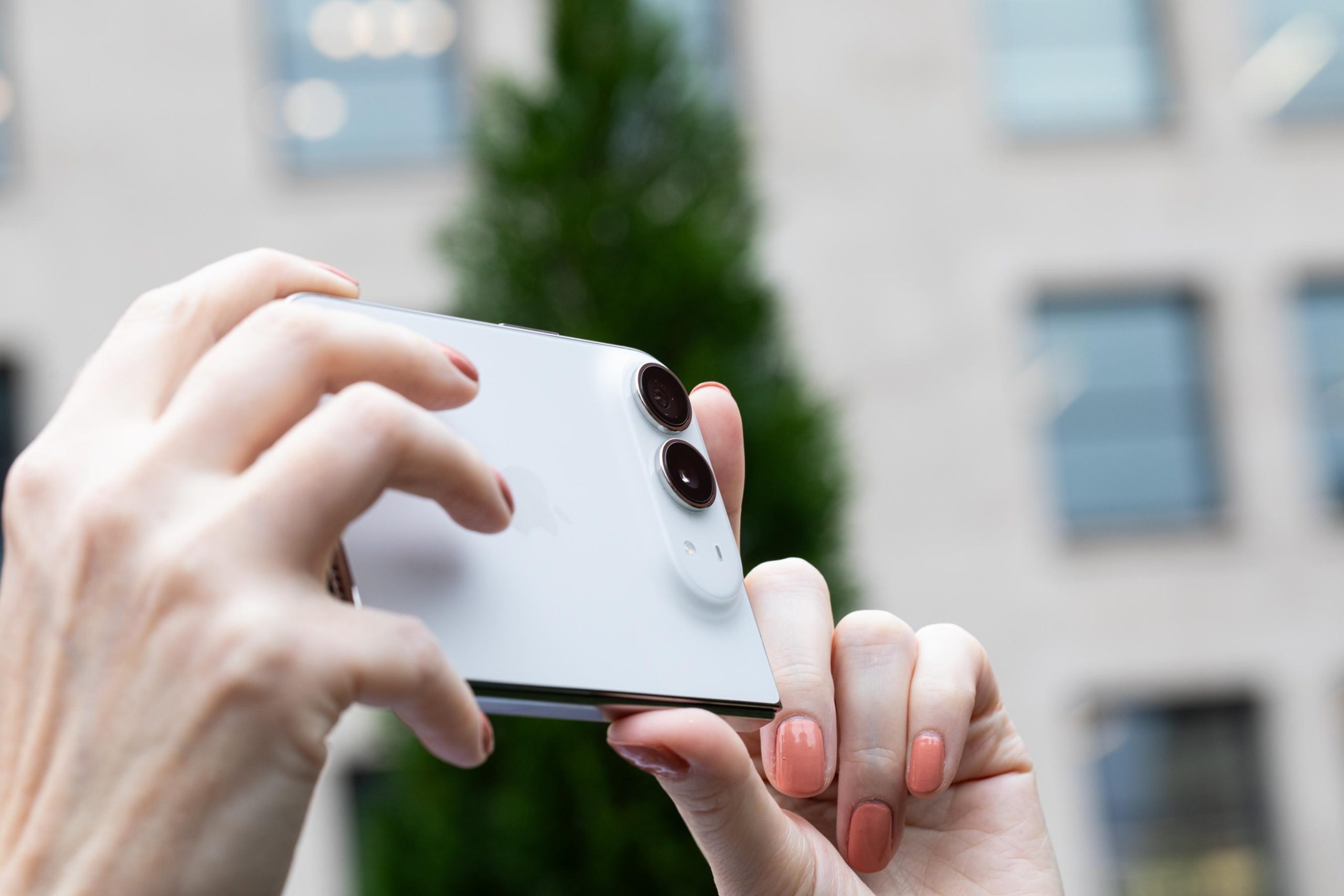 Dùng camera khi đóng máy giữ được thao tác nhanh, không buộc phải mở màn hình lớn cho mỗi bức ảnh. Ảnh: The Verge.