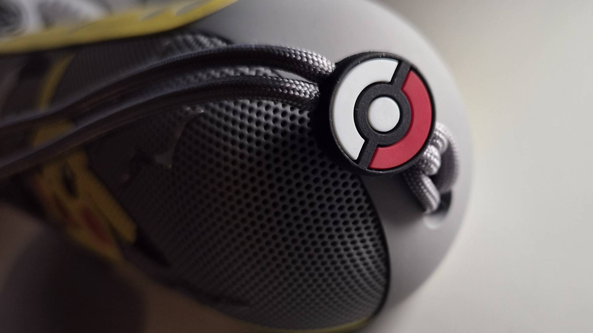 Cận cảnh charm Poké Ball trên dây đeo Beats Pill Pokémon