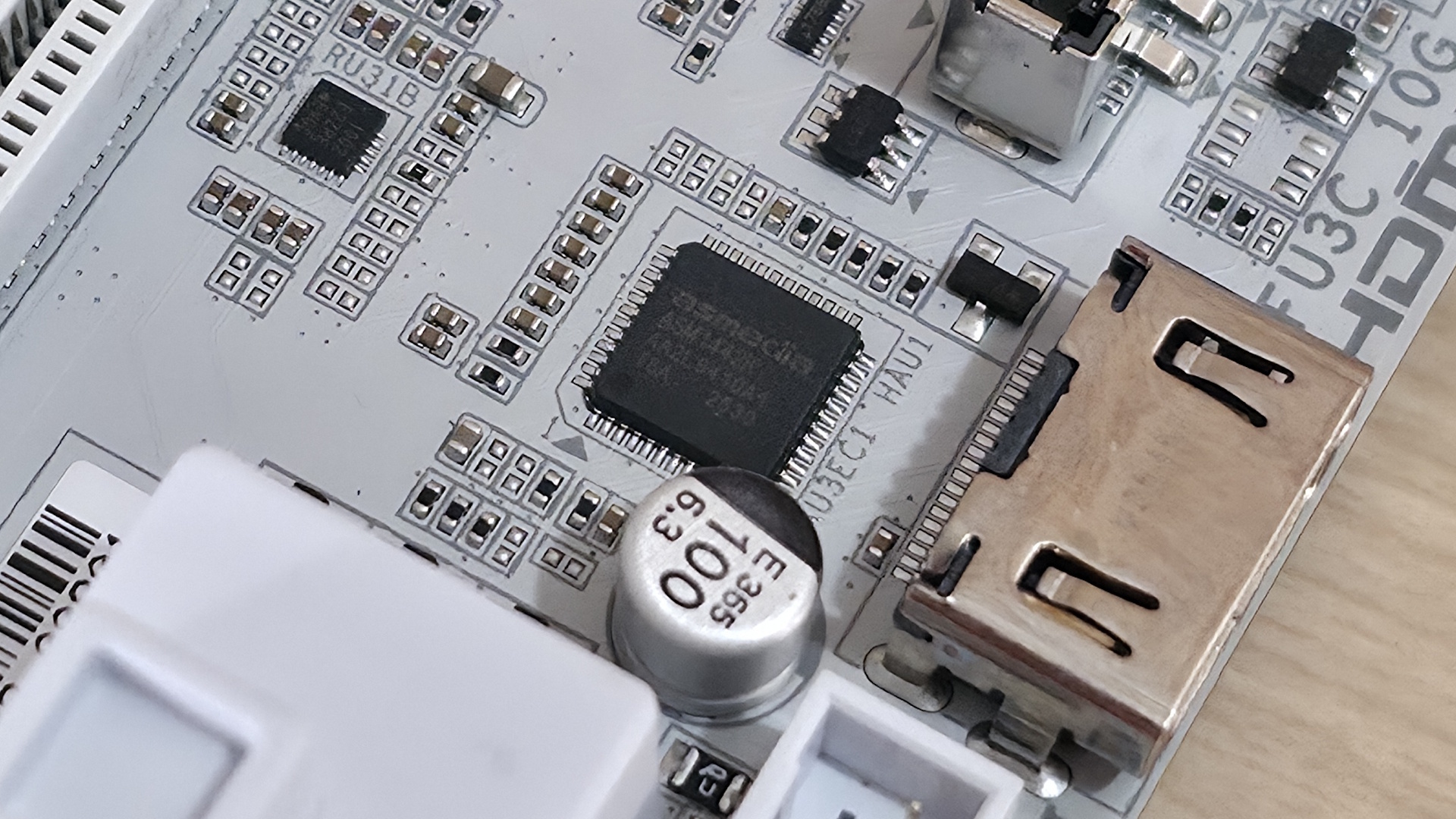 Cận cảnh chip điều khiển trên bo mạch Gigabyte Z890M