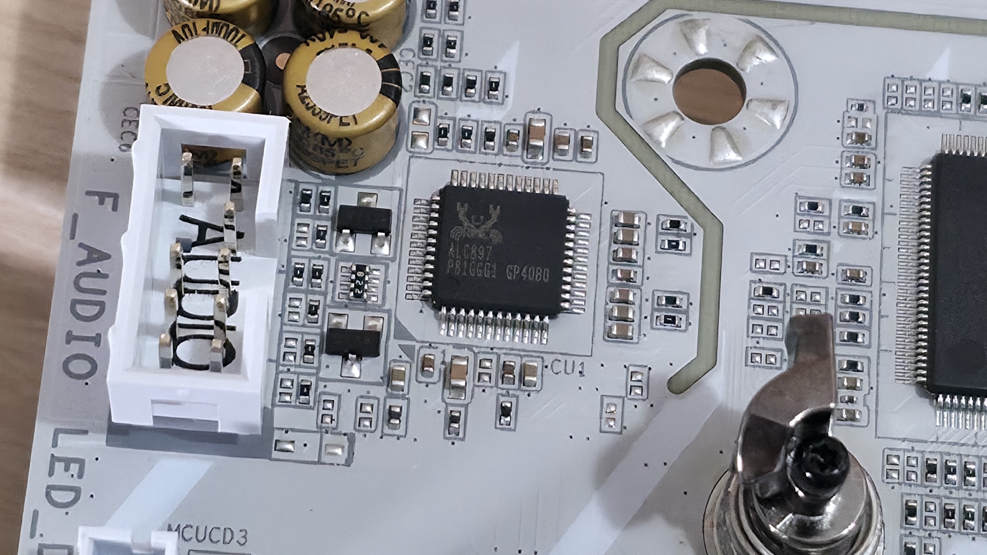 Cận cảnh chip điều khiển trên PCB Gigabyte Z890M
