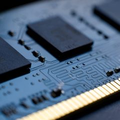 Cận cảnh các chip nhớ trên mô-đun RAM