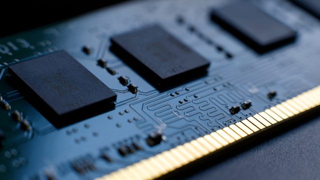 Cận cảnh các chip nhớ trên mô-đun RAM