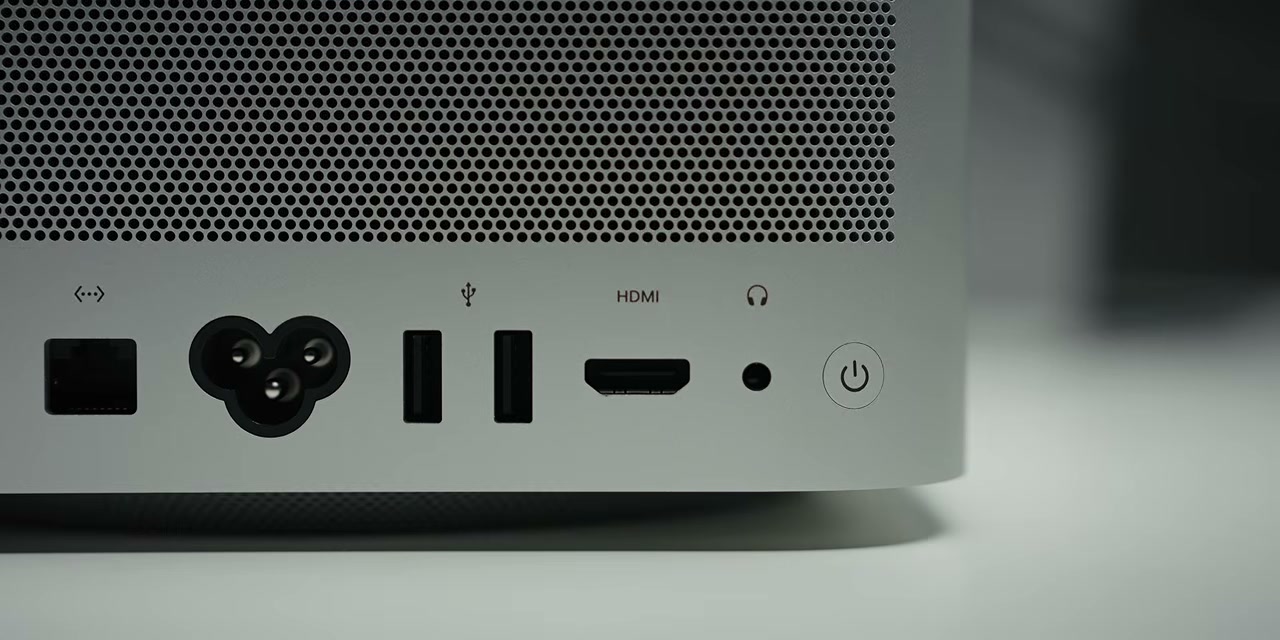 Cận cảnh các cổng kết nối ở mặt sau Mac Studio.