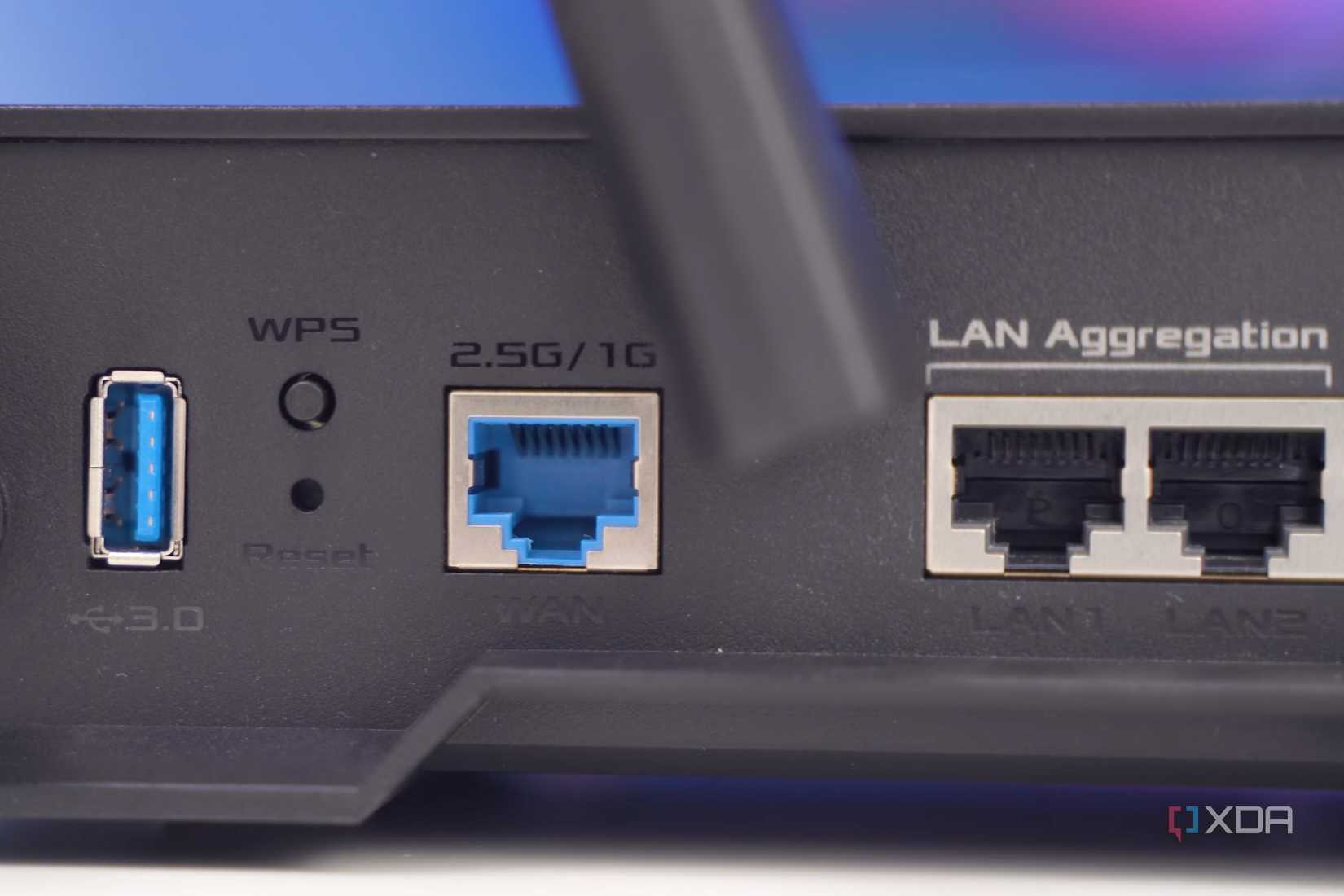 Cận cảnh cổng LAN trên ASUS TUF Gaming AX4200