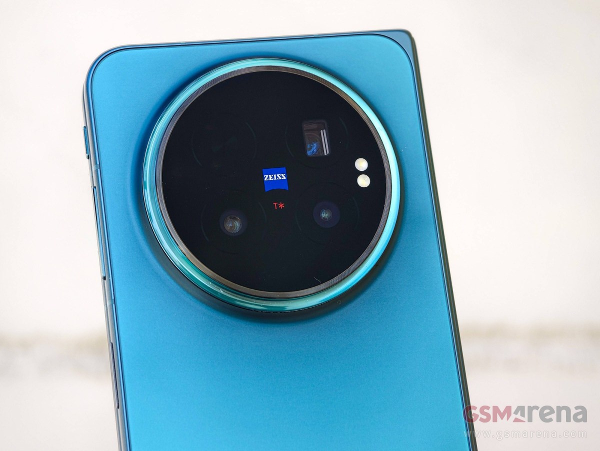 Cận cảnh cụm camera ZEISS 200MP của vivo X Fold6