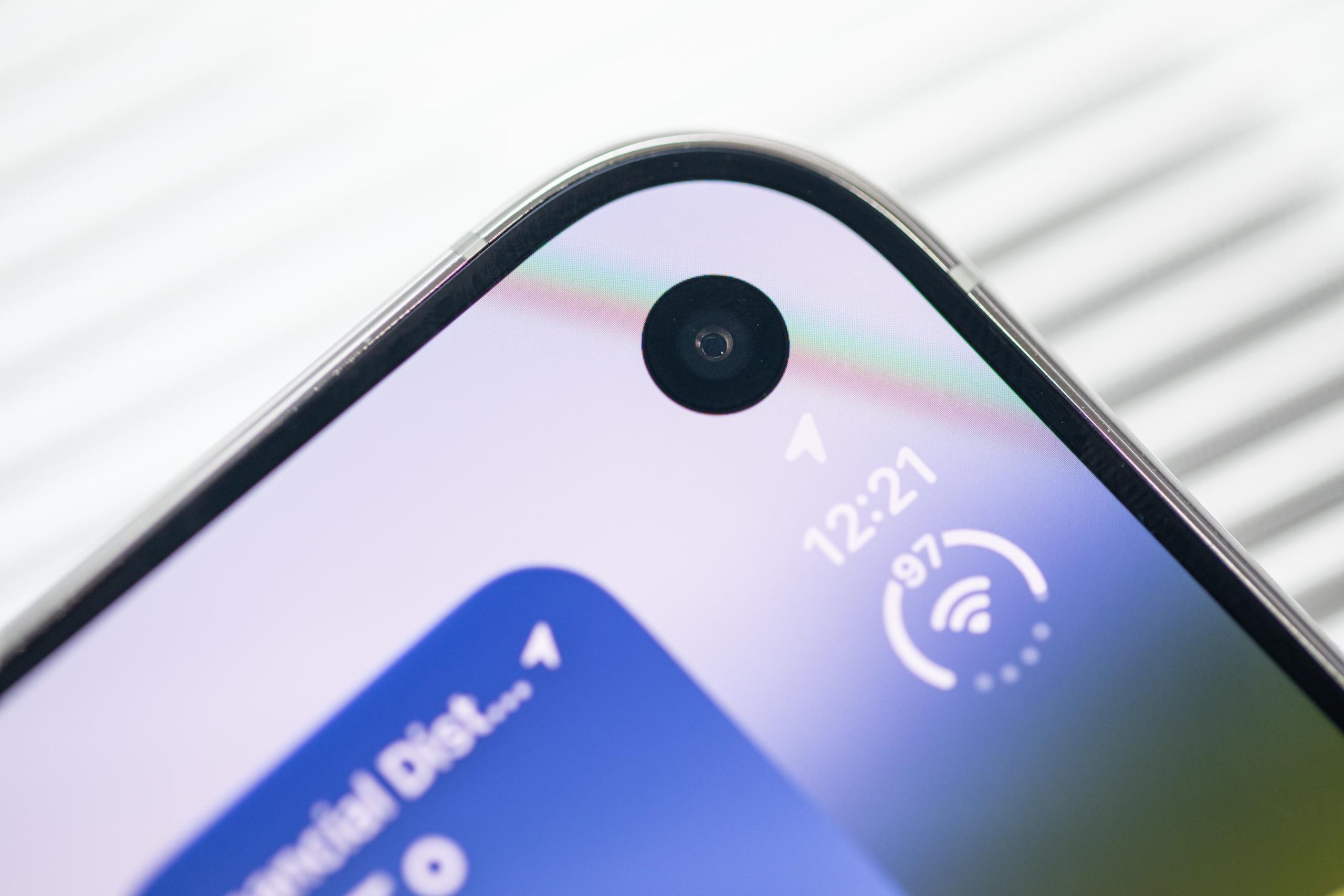 Cận cảnh góc màn hình trong iPhone Duo với camera dưới màn hình.