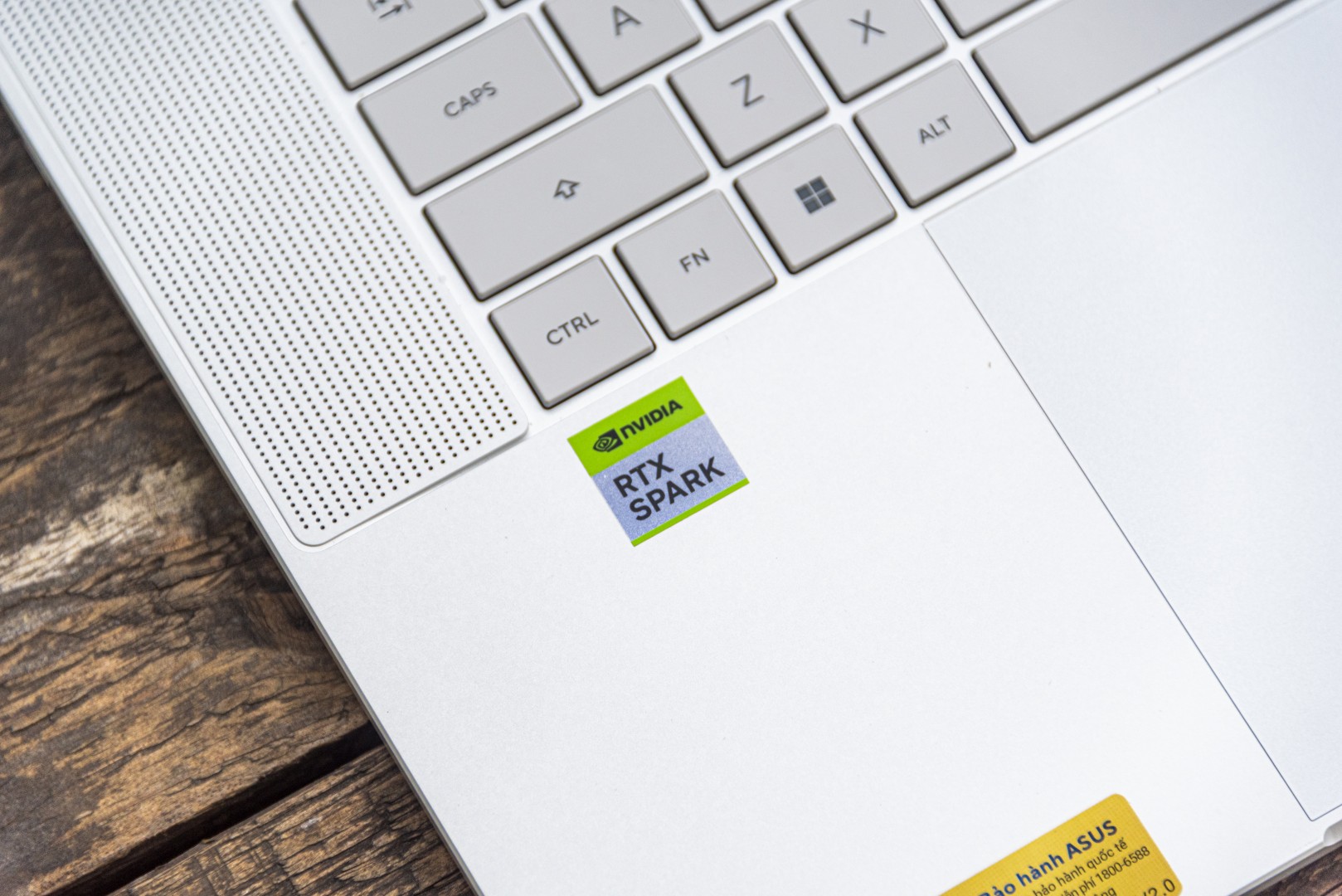 Cận cảnh góc trái bàn phím với tem RTX Spark và touchpad