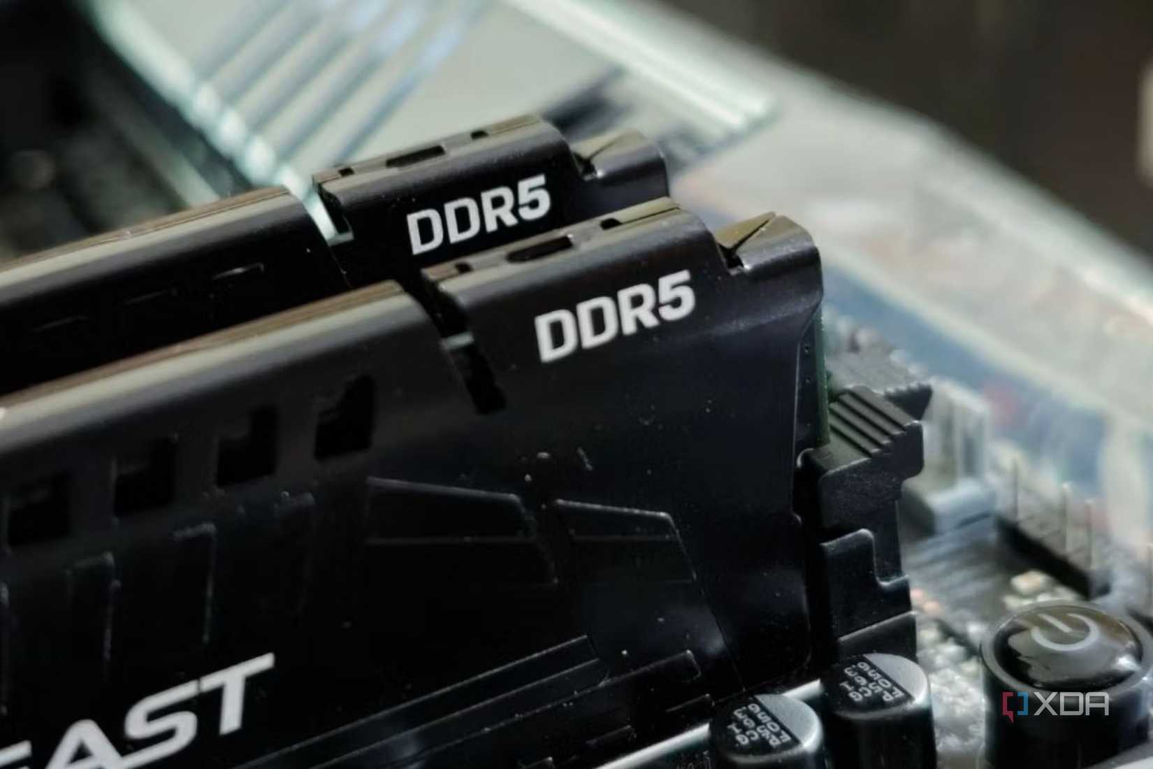Cận cảnh hai thanh RAM DDR5 cắm trên bo mạch chủ