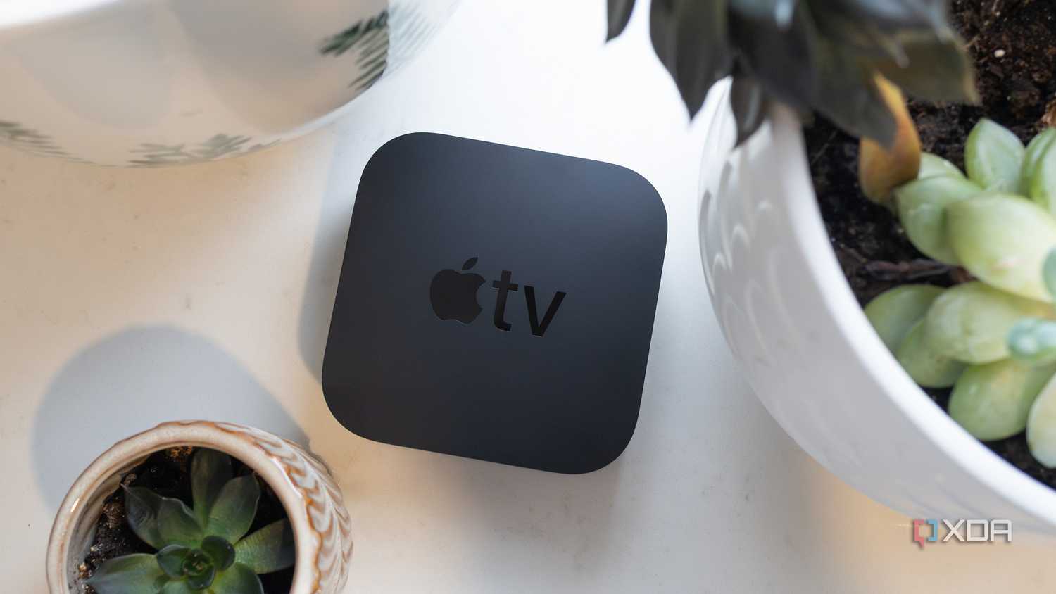 Cận cảnh hộp Apple TV màu đen