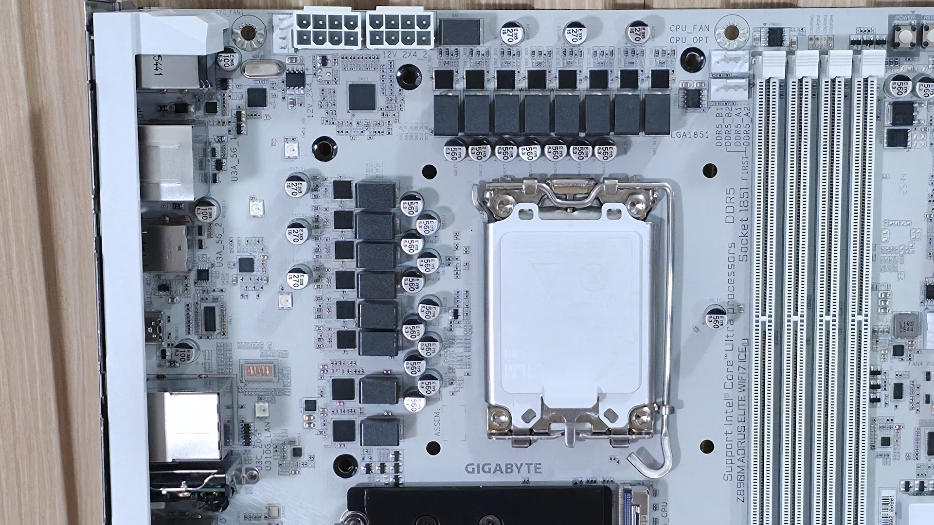 Cận cảnh khu vực VRM và tản nhiệt quanh socket CPU