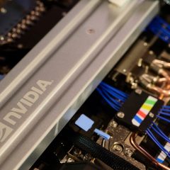 Cận cảnh linh kiện và đường dẫn trong hệ thống máy chủ NVIDIA