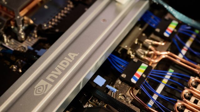 Cận cảnh linh kiện và đường dẫn trong hệ thống máy chủ NVIDIA