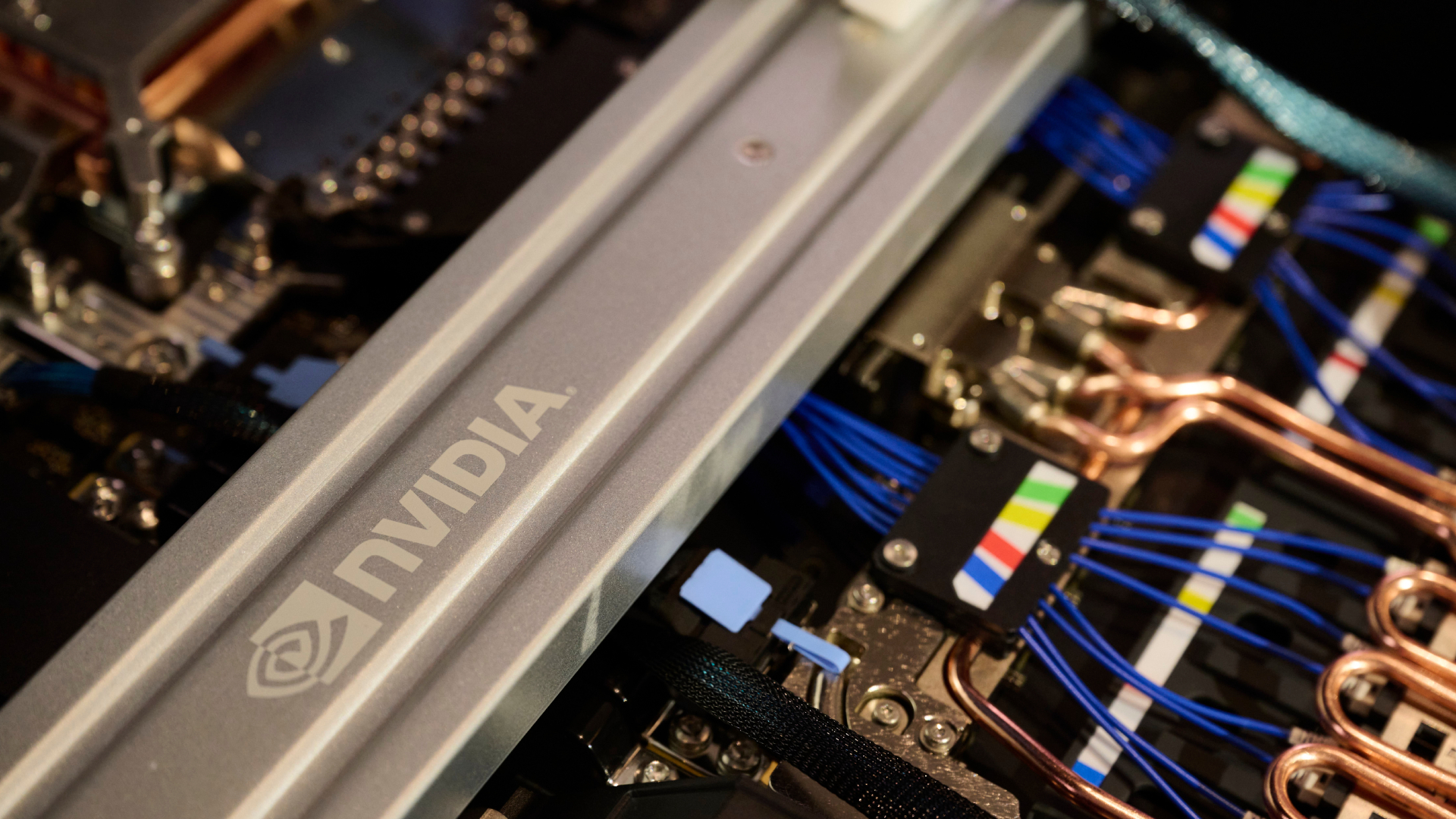 Cận cảnh linh kiện và đường dẫn trong hệ thống máy chủ NVIDIA