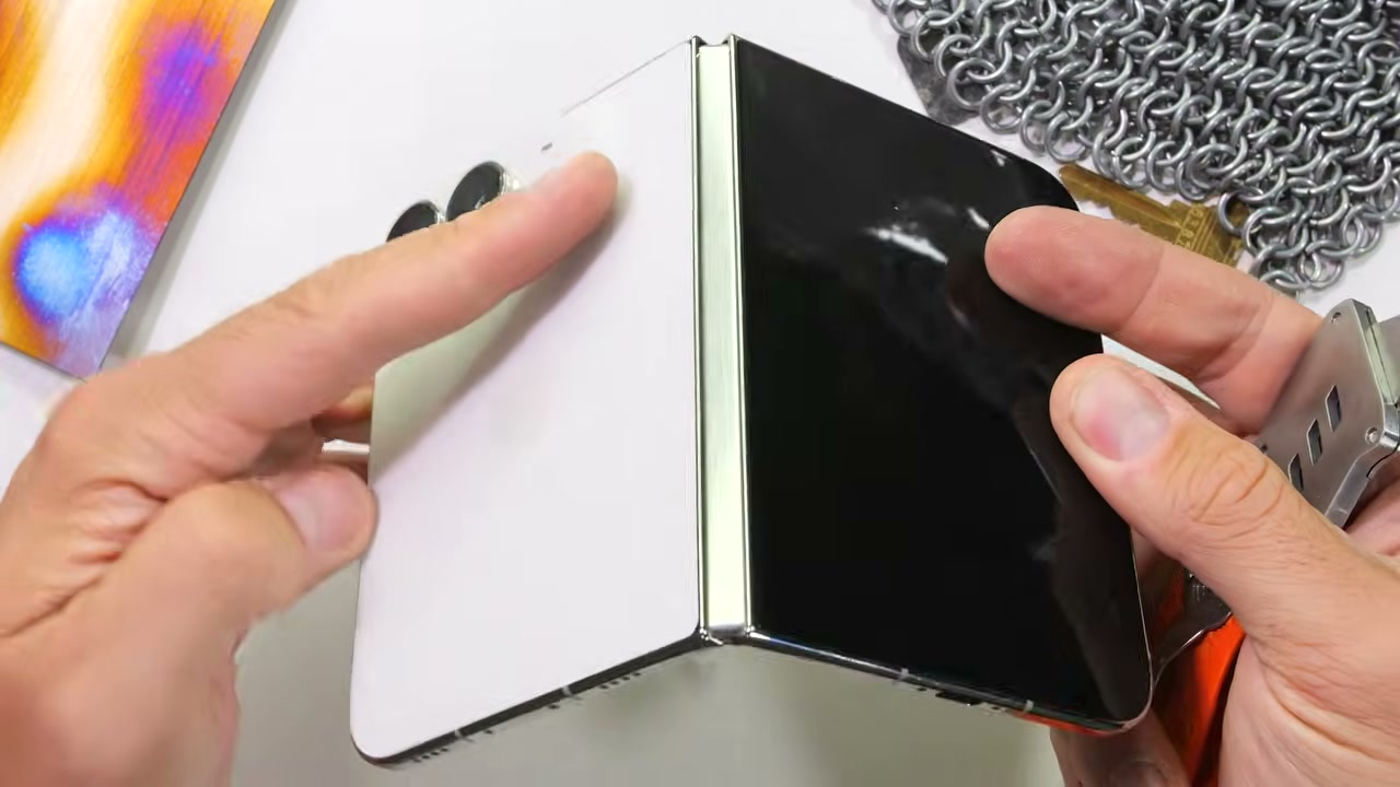 Cận cảnh lưng và bản lề iPhone Duo khi mở một phần
