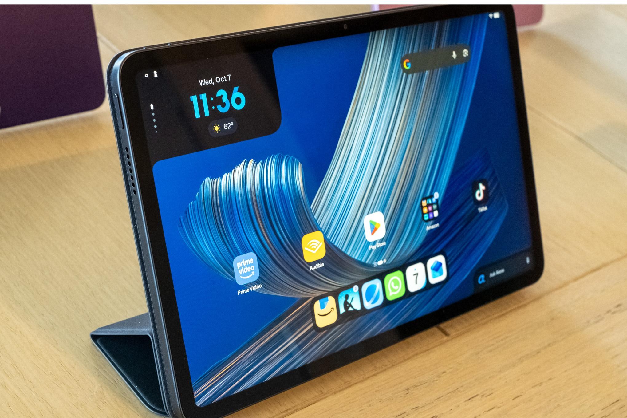 Cận cảnh màn hình và thân máy Amazon Alexa Tablet 12 Pro.
