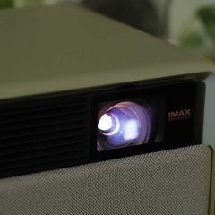 Cận cảnh mặt trước và ống kính XGIMI HORIZON S Max