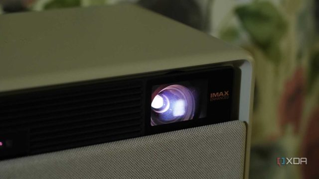Cận cảnh mặt trước và ống kính XGIMI HORIZON S Max