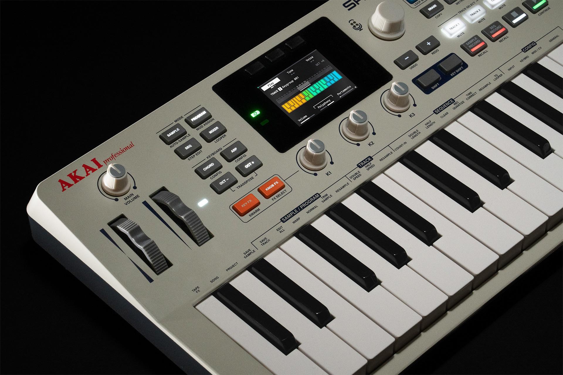 Cận cảnh núm xoay, màn hình và các nút chức năng trên Akai MPC Sample Key