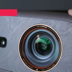 Cận cảnh ống kính JMGO IRIS Ultra Max với vành ghi thông số zoom và lens shift