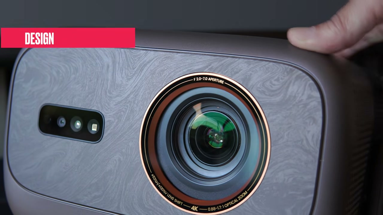 Cận cảnh ống kính JMGO IRIS Ultra Max với vành ghi thông số zoom và lens shift