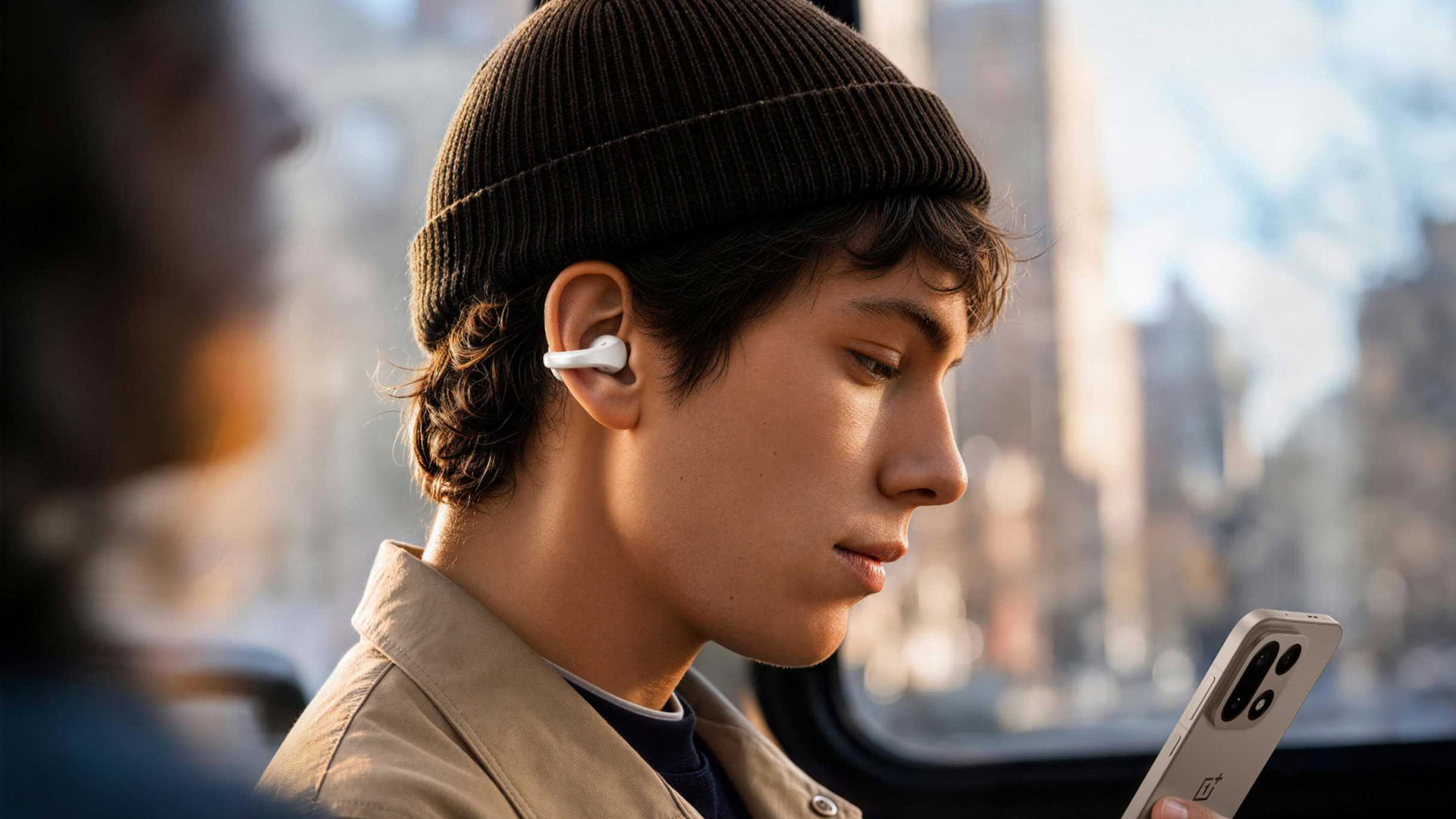 Người đeo OnePlus Buds Clip bên tai