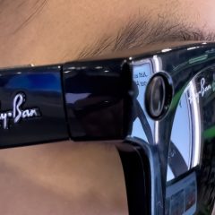 Cận cảnh phần gọng kính Ray-Ban đang đeo với cụm tròn ở góc ngoài.
