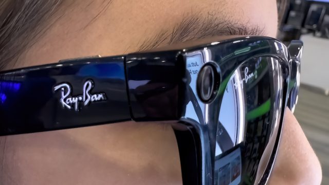 Cận cảnh phần gọng kính Ray-Ban đang đeo với cụm tròn ở góc ngoài.