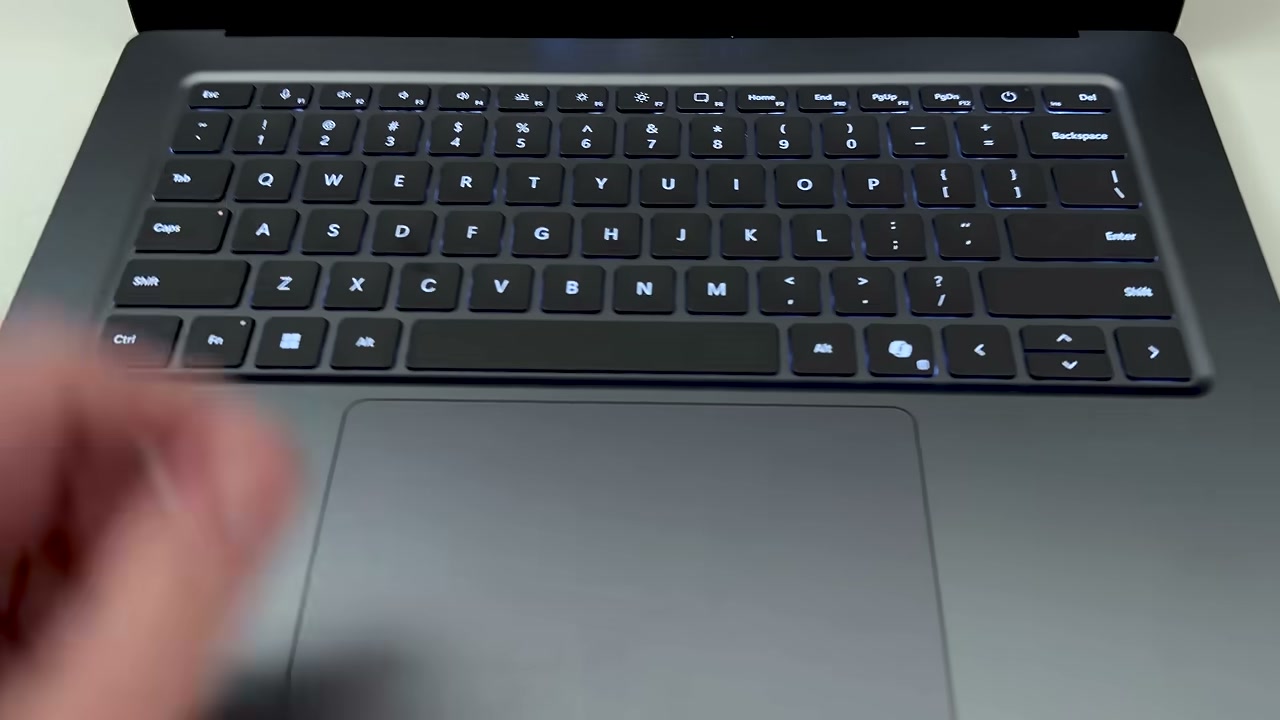 Cận cảnh bàn phím và touchpad Surface Laptop Ultra