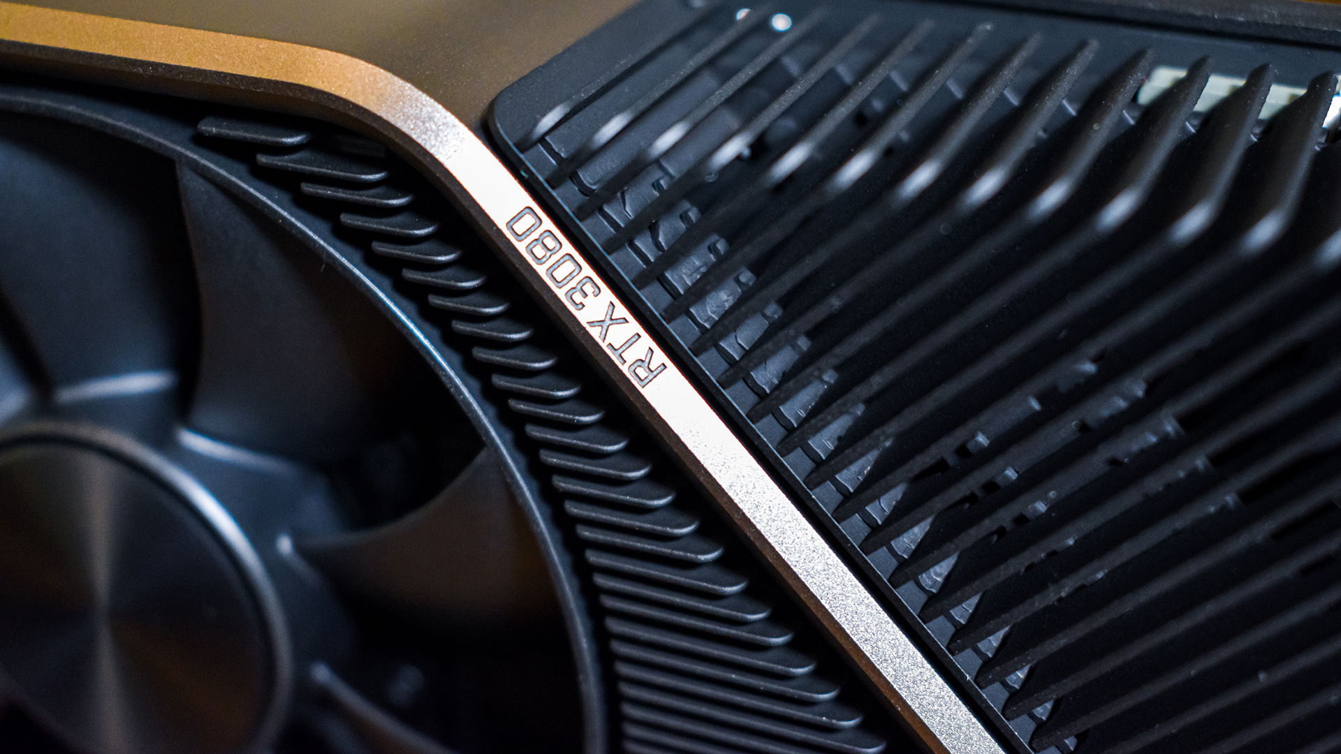 Cận cảnh quạt, lá tản nhiệt và chữ RTX 3080 trên Founders Edition