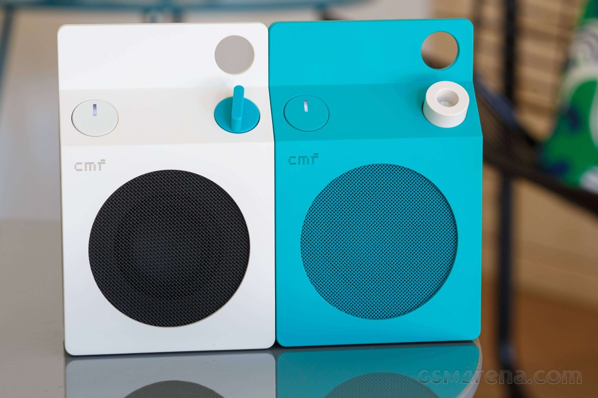 Cận mặt trước và lưới loa của hai CMF Speaker S