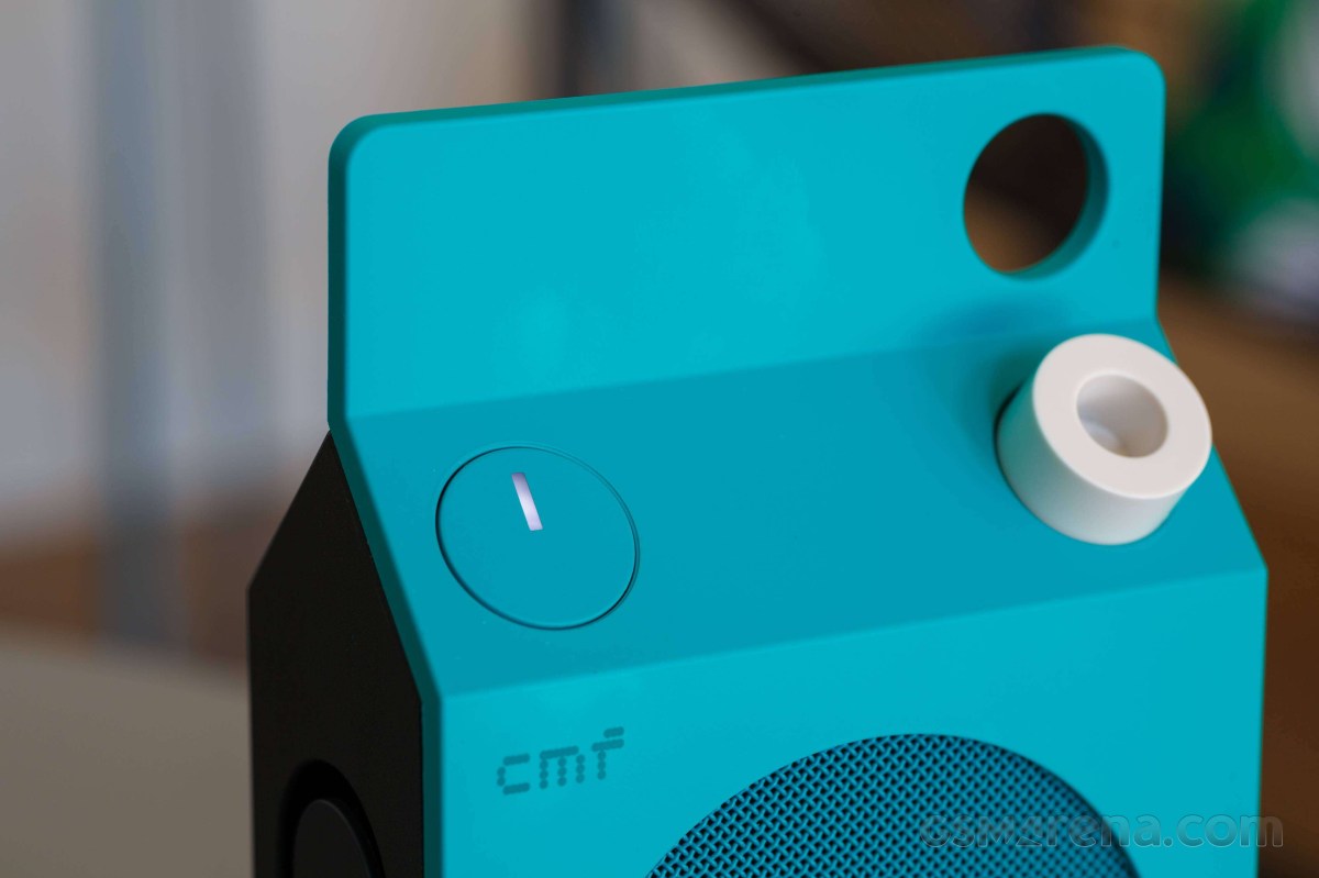 Cận núm xoay trắng và nút nguồn trên Speaker S xanh