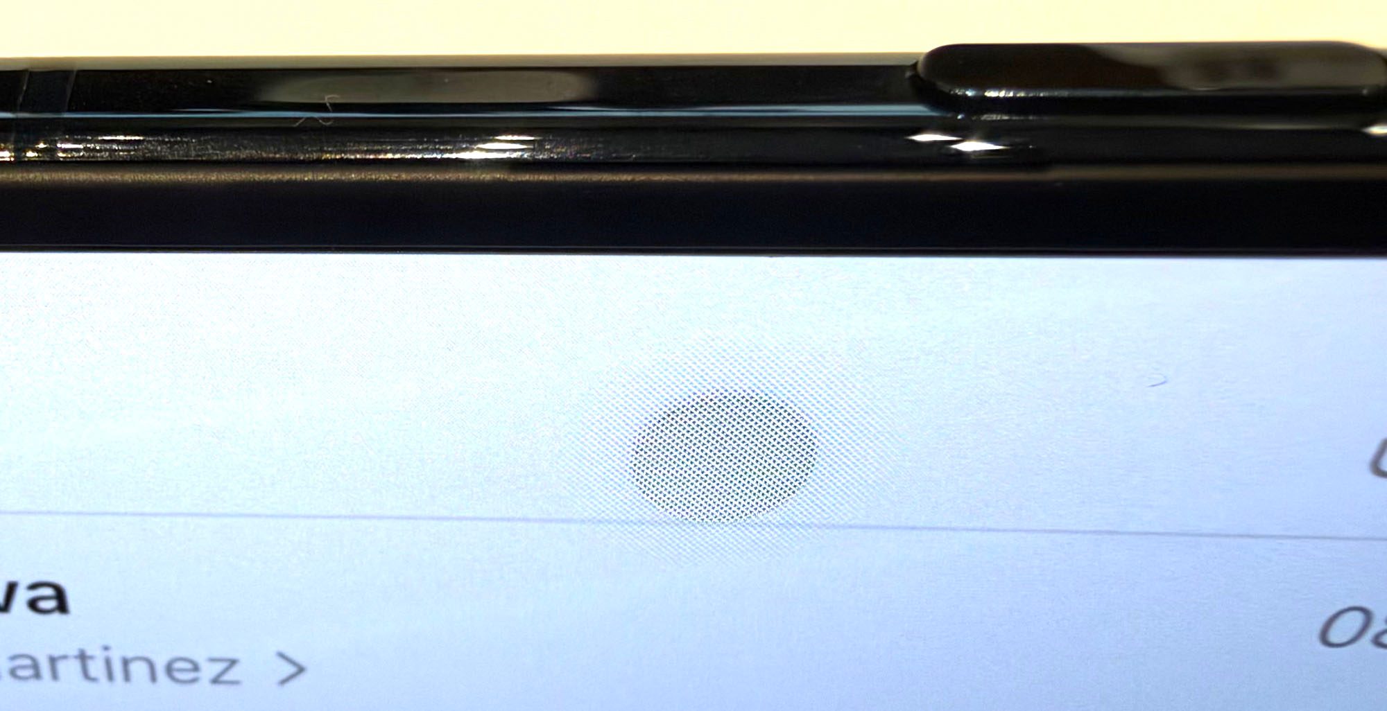 Cận vùng camera trên màn hình trong iPhone Duo