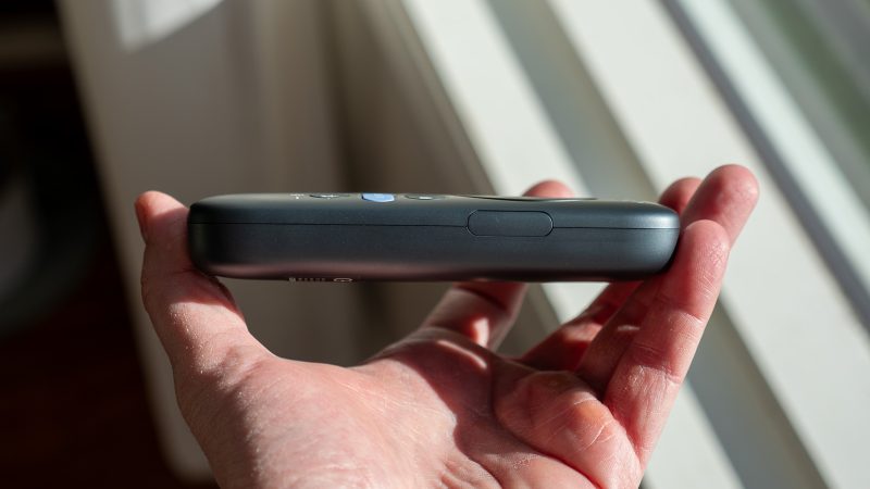 Cạnh bên Pocket TV Pro nằm trong lòng bàn tay