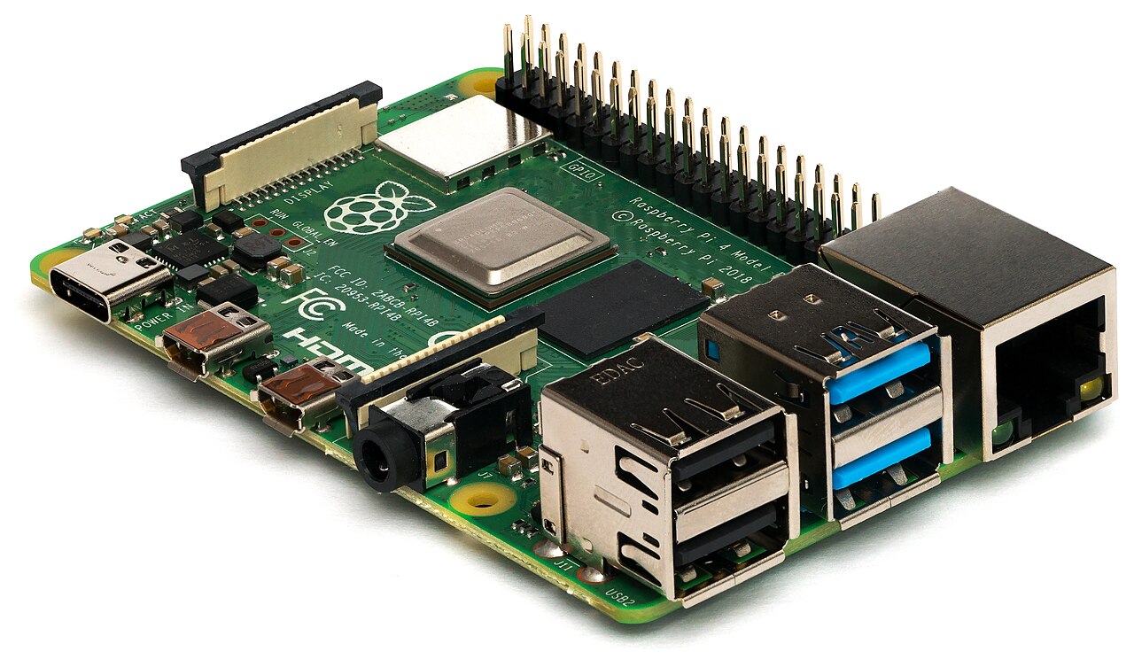 Cạnh bên Raspberry Pi 4 Model B với các cổng kết nối