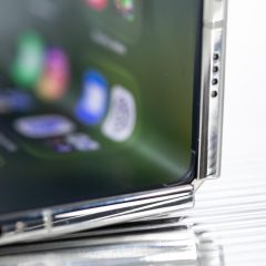 Cạnh bản lề kim loại và màn hình gập của iPhone Duo khi mở, nhìn gần