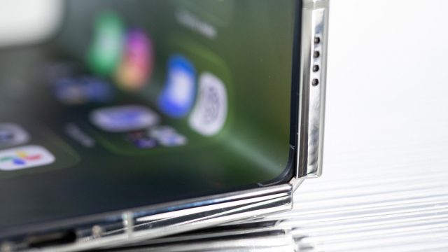 Cạnh bản lề kim loại và màn hình gập của iPhone Duo khi mở, nhìn gần