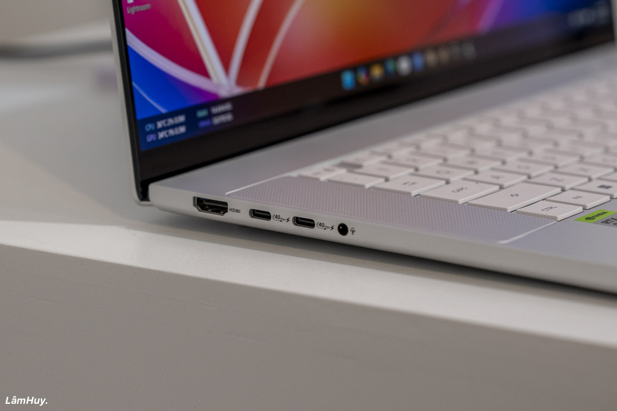 Cạnh máy ProArt với cổng HDMI và USB-C