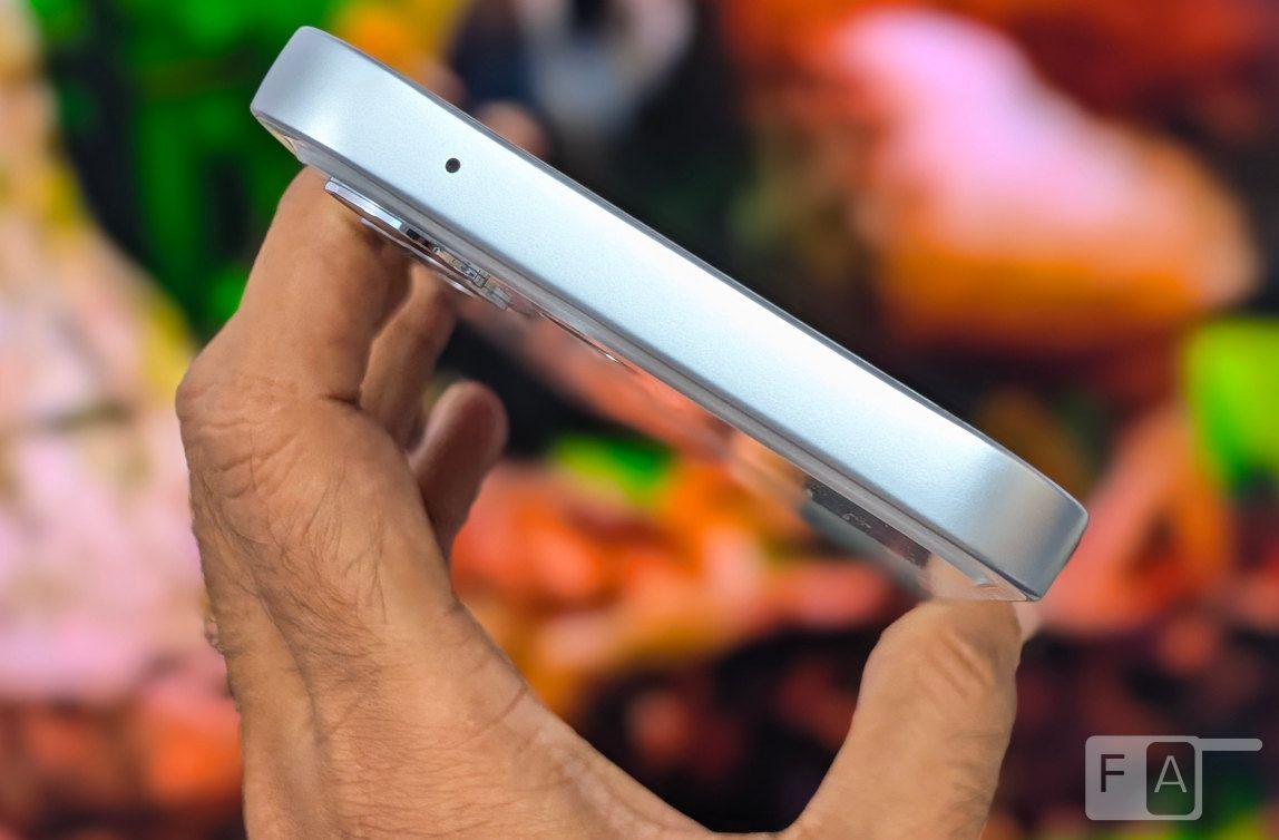 Cạnh trên Oppo F35 Pro với lỗ microphone