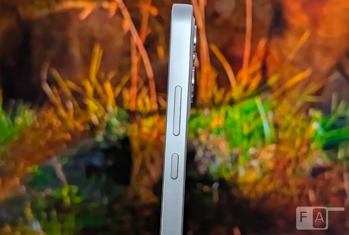 Cạnh phải Oppo F35 Pro với nút nguồn và âm lượng