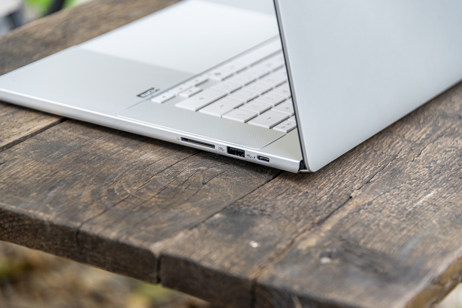 Cạnh phải ProArt P16 với khe thẻ nhớ, USB-A và USB-C