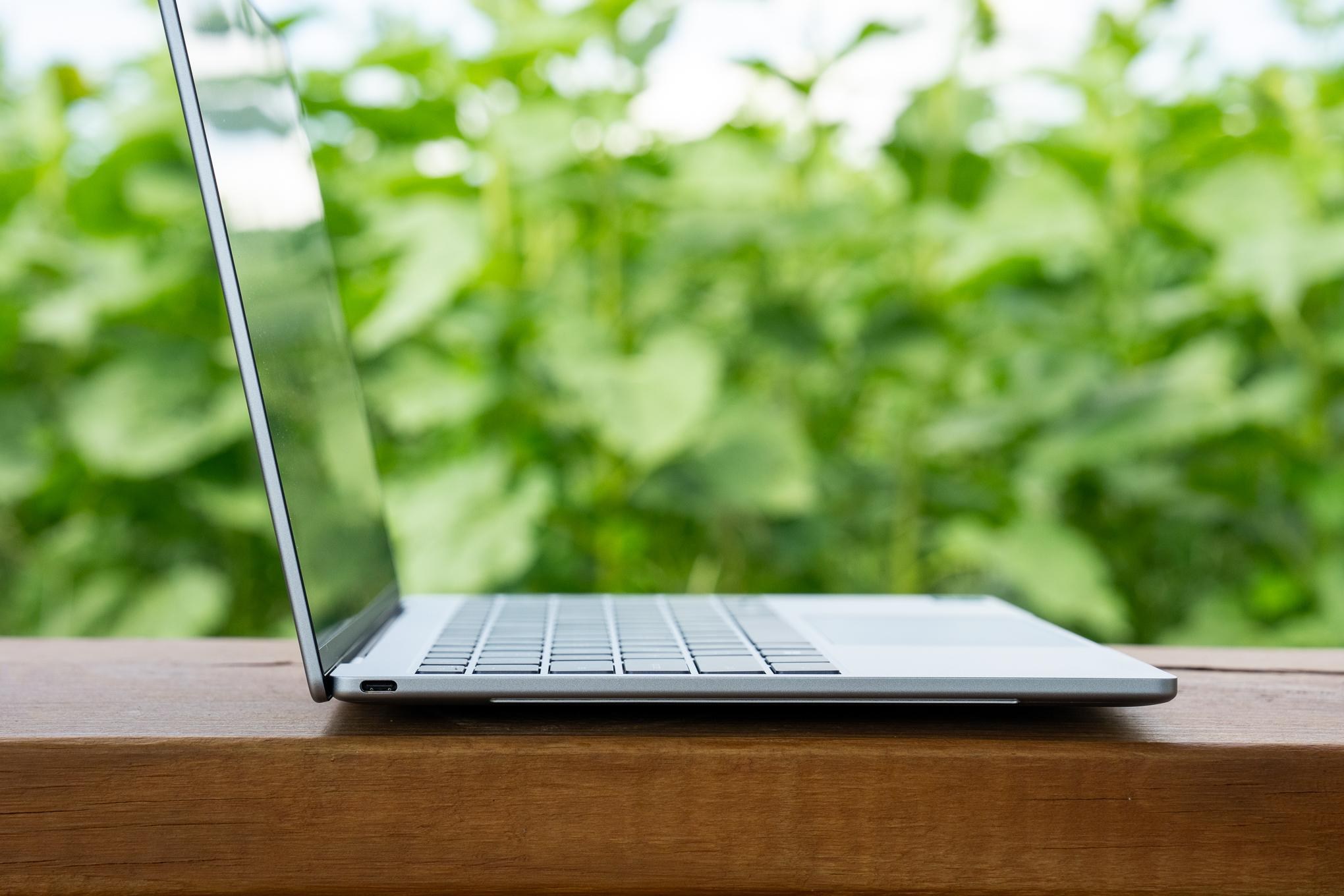 Cạnh trái XPS 13 đang mở
