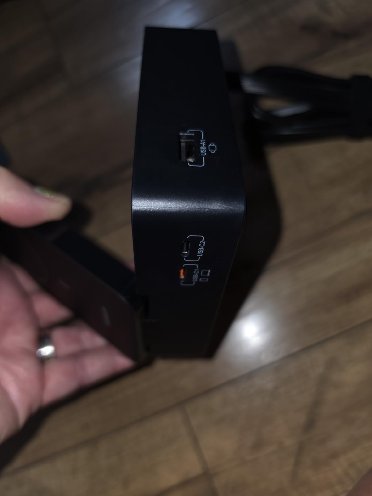 Cạnh trạm TESSAN Magic có USB-C1, USB-C2 và USB-A