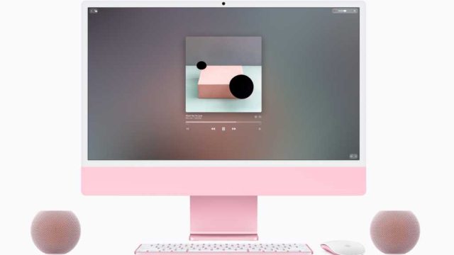 Cặp loa HomePod mini 2 màu hồng đặt cạnh iMac