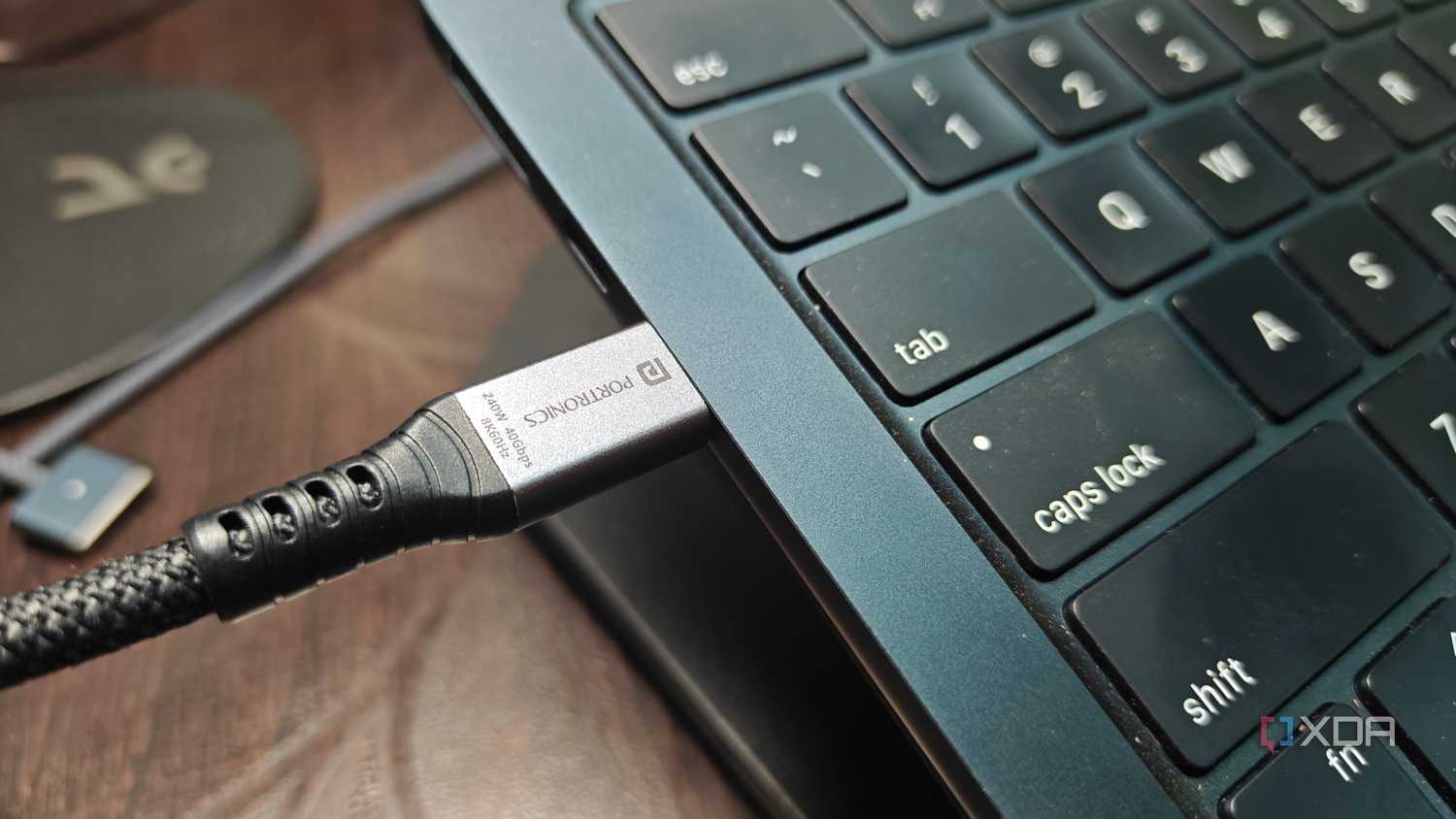 Cáp Portronics Flash C2 cắm vào MacBook Air, trên đầu cáp có các dòng 240W, 40Gbps và 8K60Hz