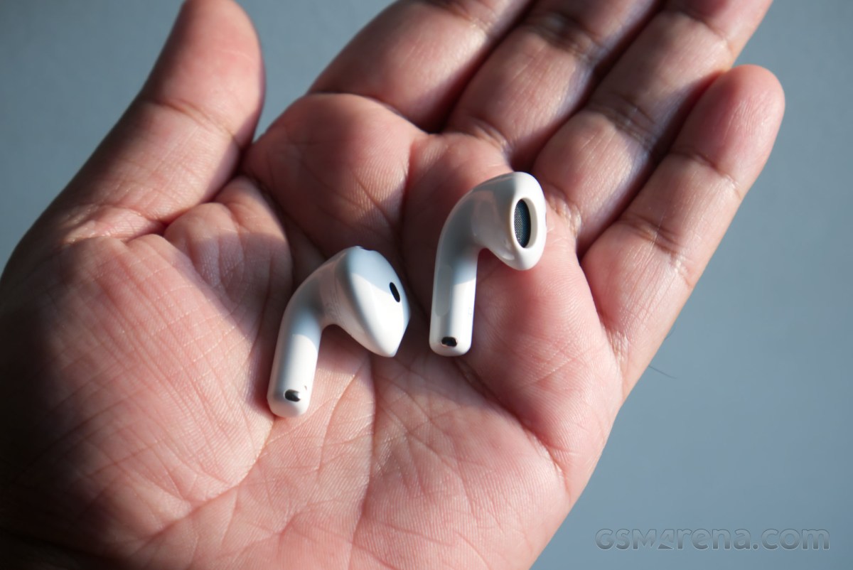 Cặp tai nghe AirPods 5 đặt trên lòng bàn tay