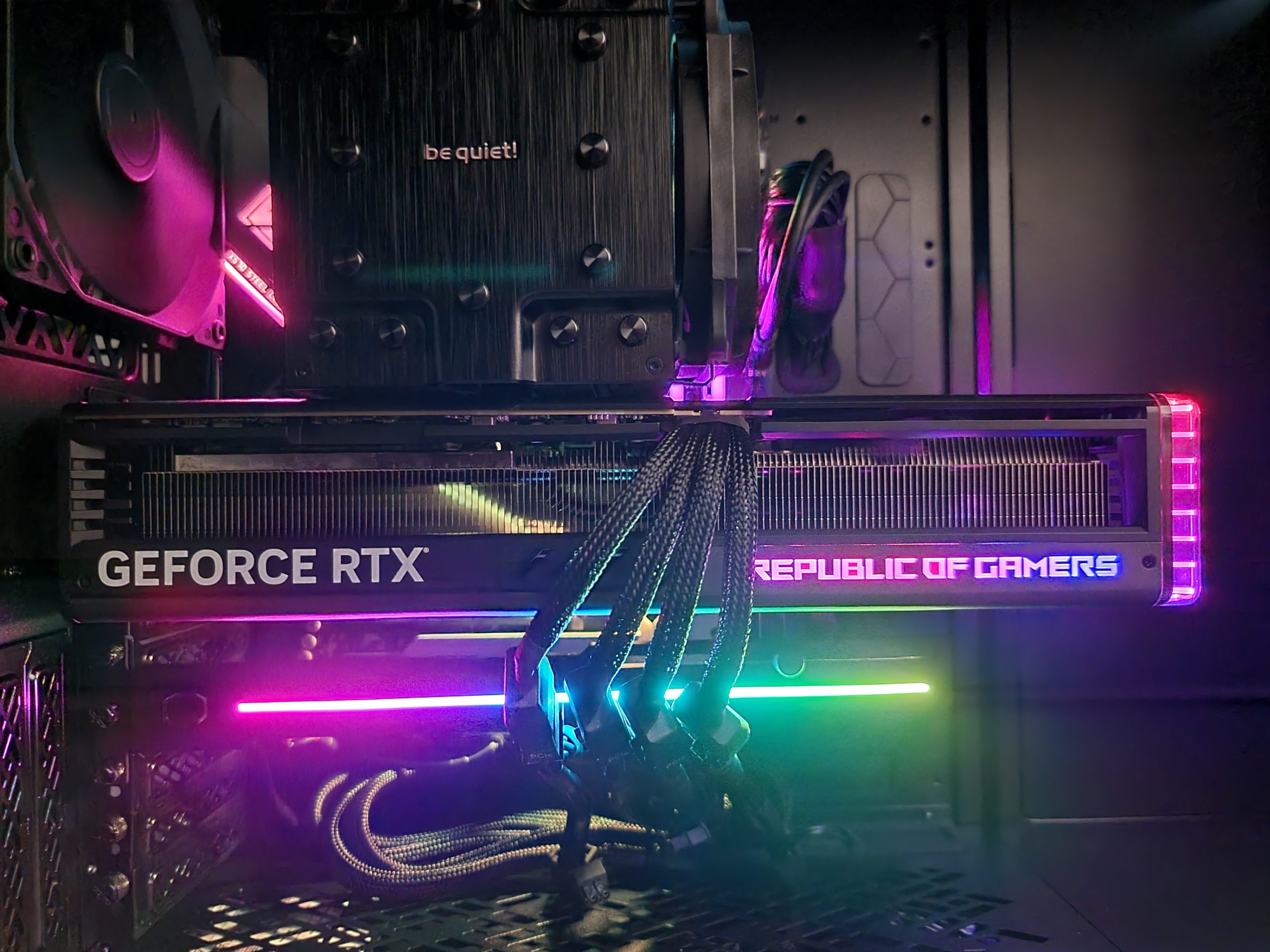 Card ASUS ROG Strix RTX 4090 đang hoạt động trong máy tính