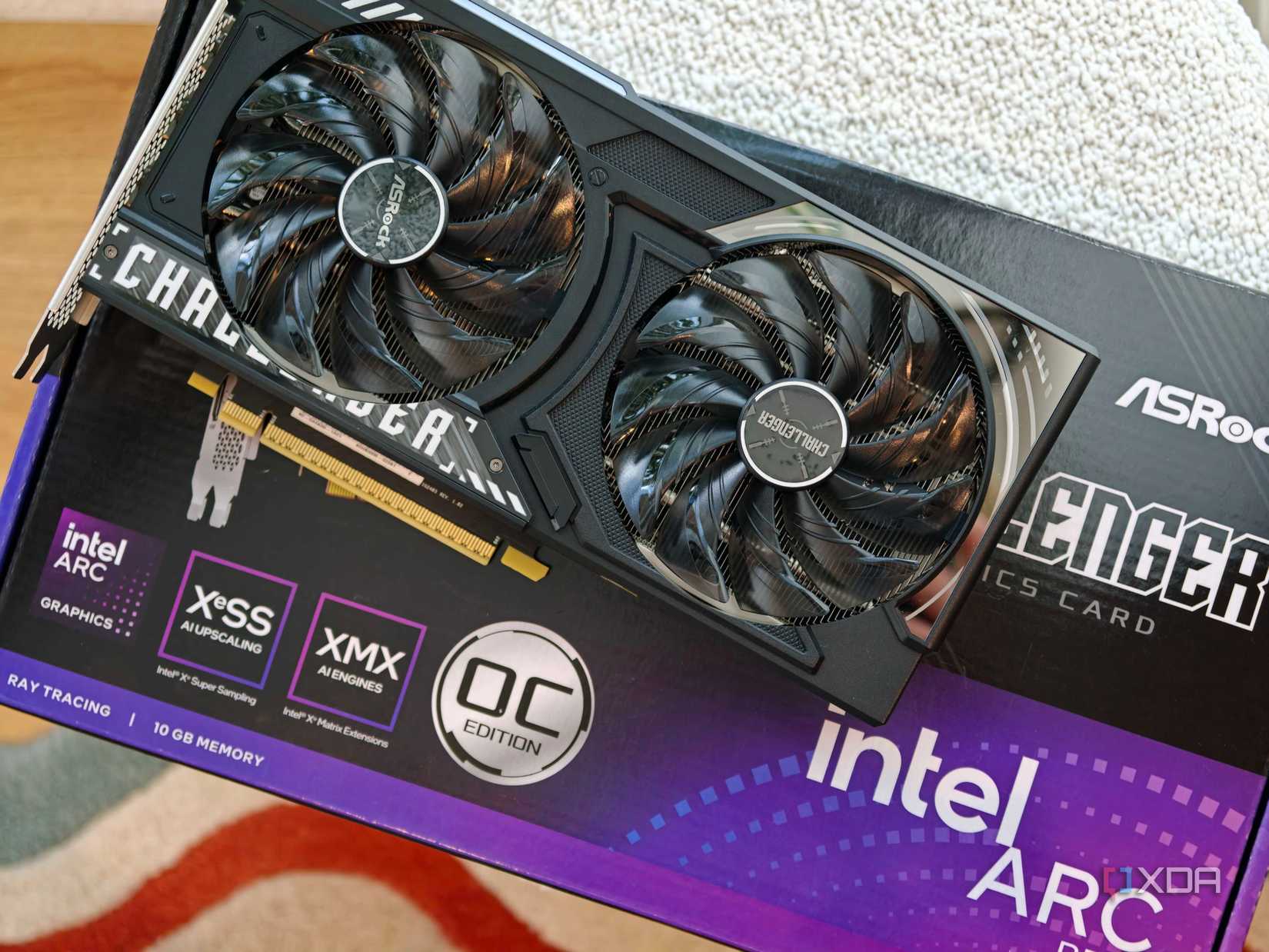 Card đồ họa Intel Arc đặt trên hộp sản phẩm
