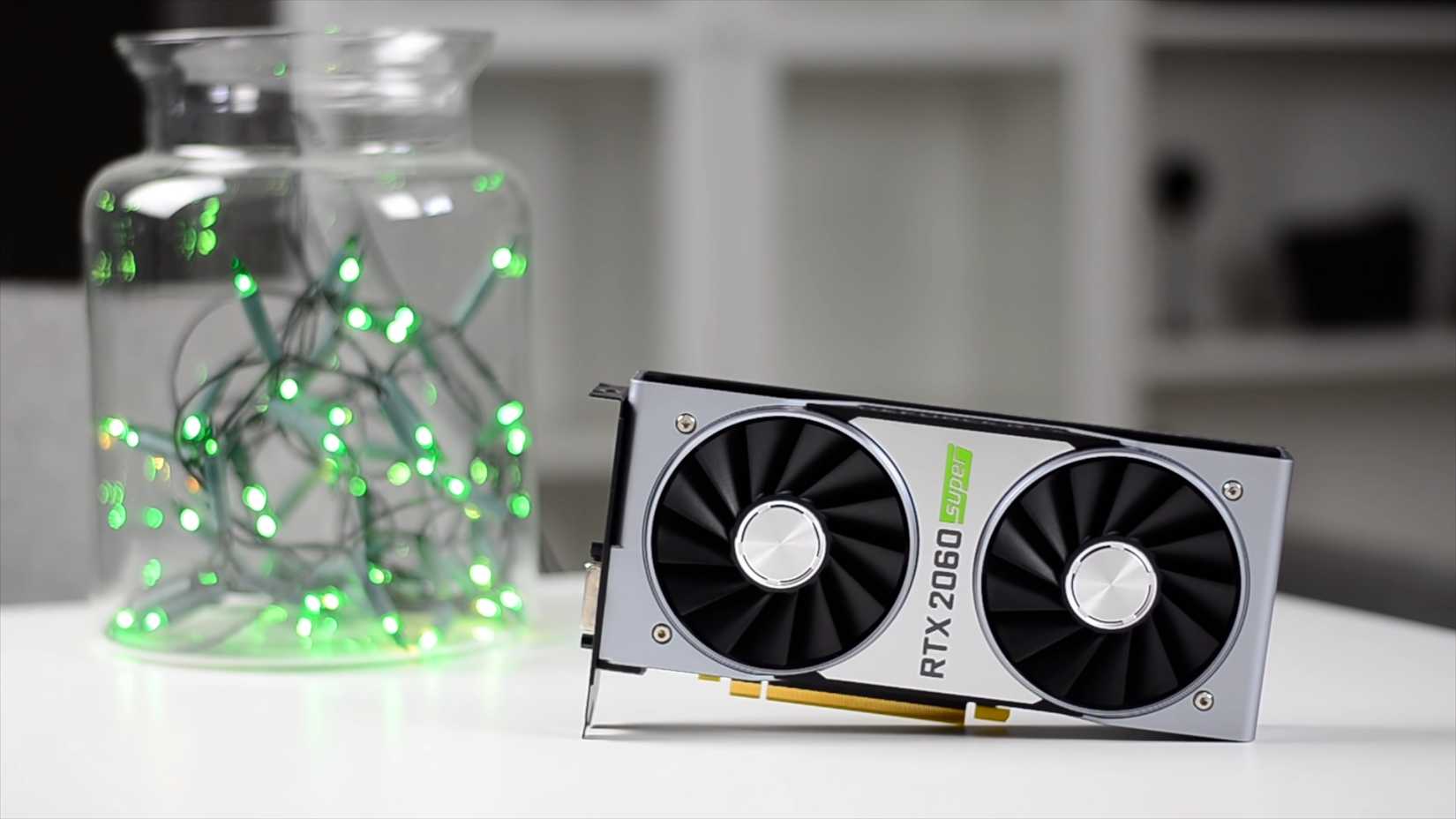 Card đồ họa NVIDIA GeForce RTX 2060 Super đặt trên bàn