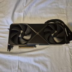 Card đồ họa NVIDIA GeForce RTX 5090 Founders Edition nhìn từ mặt trên