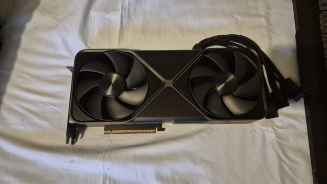 Card đồ họa NVIDIA GeForce RTX 5090 Founders Edition nhìn từ mặt trên